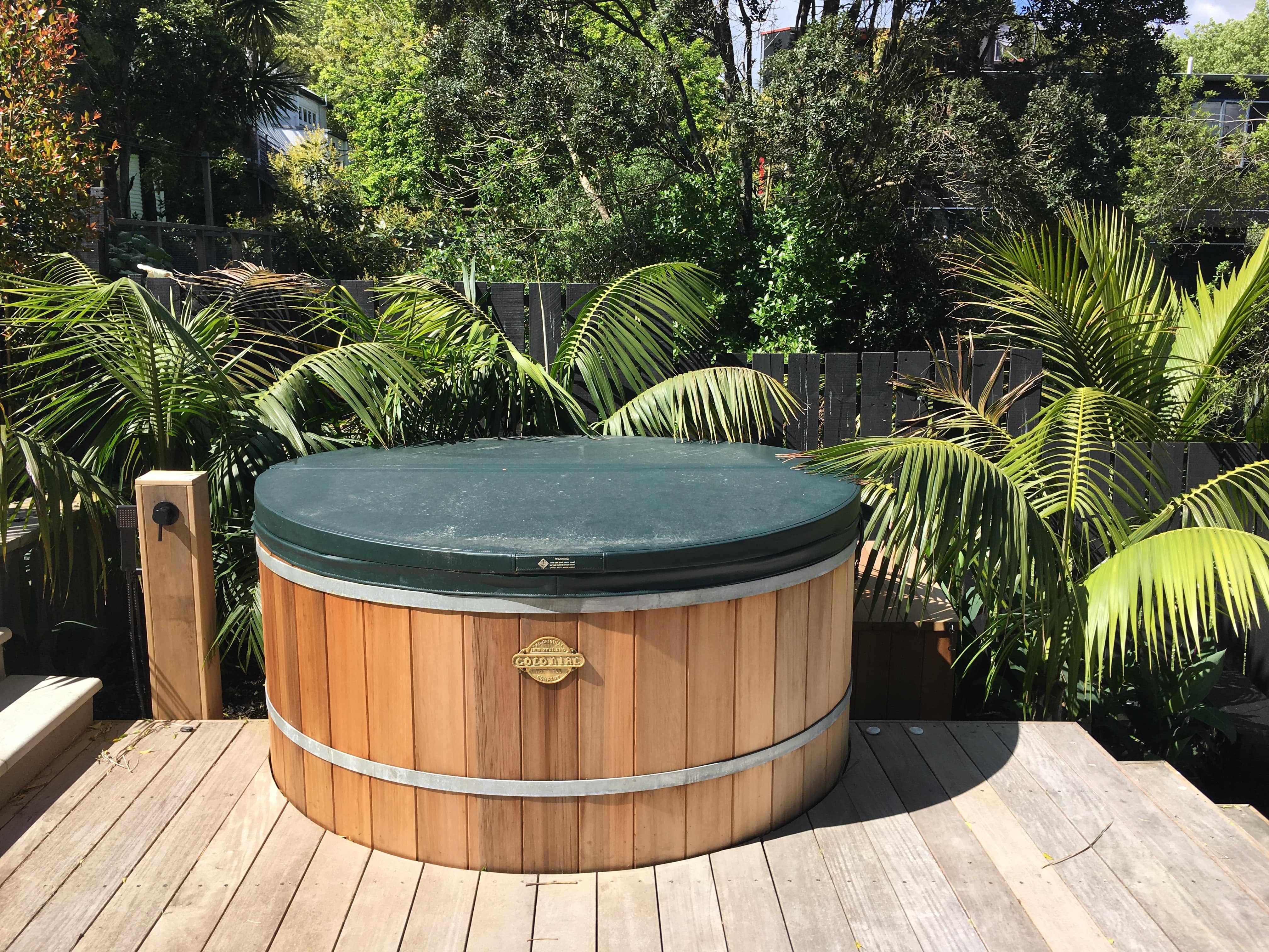 Cedar hot tub, tropical garden Kirsten Sach Landscapes